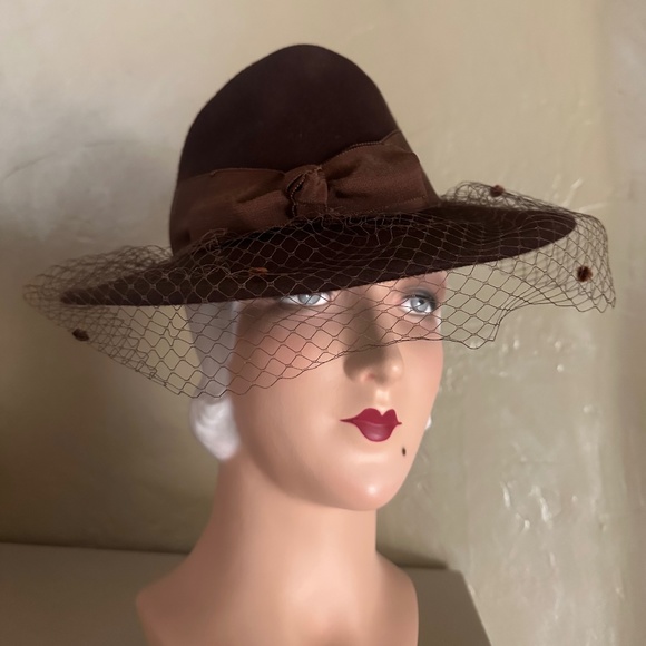 DELIGHTFUL VINTAGE BROWN FELT FEDORA WITH FOLDED CROWN AND HALF DOTTED VEIL main image 4
